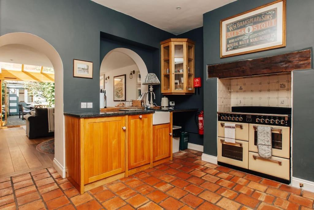 ヘンリー・オン・テムズ Dolls House - Luxury Townhouse *Sleeps 10*ヴィラ エクステリア 写真